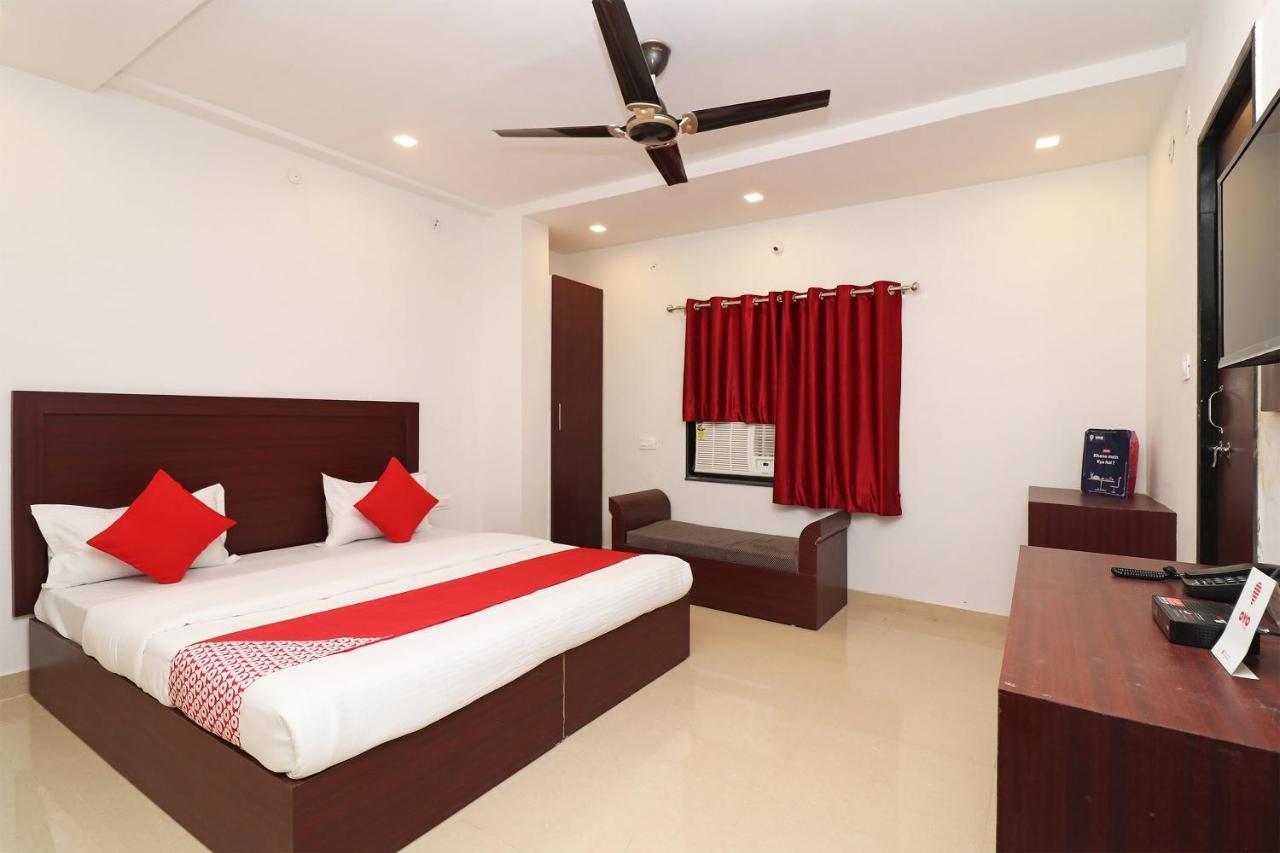 Oyo 1021 Hotel Gayatri Residency Tirath Екстериор снимка