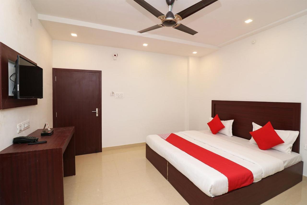 Oyo 1021 Hotel Gayatri Residency Tirath Екстериор снимка