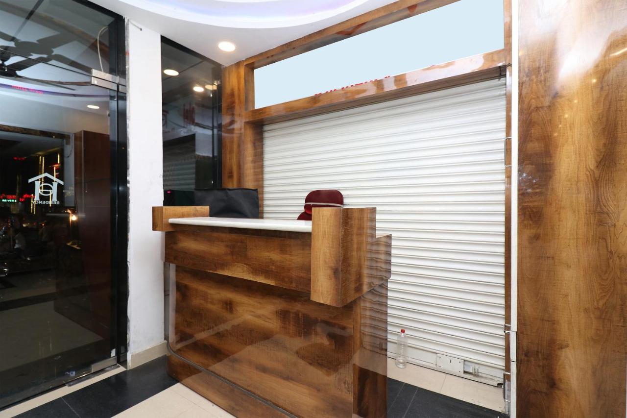 Oyo 1021 Hotel Gayatri Residency Tirath Екстериор снимка